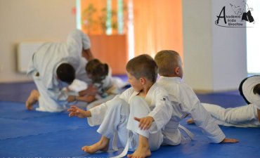 źródło: www.facebook.com/Akademia.Aikido.Wroclaw/photos/a.1213029618731654.1073741867.178905098810783/1213031392064810/?type=3&theater