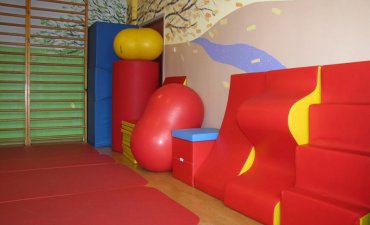 źródło: www.rehabilitacjadzieci.info.pl/sale-cwiczeniowe
