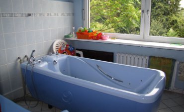 źródło: www.rehabilitacjadzieci.info.pl/sale-cwiczeniowe