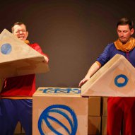 źródło: www.facebook.com/TeatrAtofri/photos/a.582649238485609.1073741843.275454842538385/779098732173991/?type=3&theater