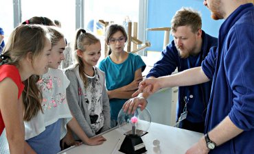 źródło: www.facebook.com/CentrumNaukiEXPERYMENT/photos/a.340333484588.149841.253909884588/10154807594599589/?type=3&theater