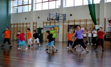 źródło: www.studiotanca4u.pl/style-tanca/taniec-dla-dzieci/zdjecia/#tresc