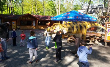 źródło: www.dinopark.malbork.pl/atrakcje-parku/animatroniczne-pokazy-tresury-dinozaurow