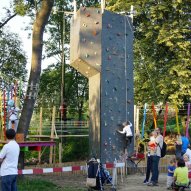 źródło: www.podstolice.com.pl/park-linowy