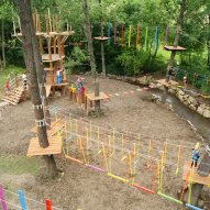 źródło: www.podstolice.com.pl/park-linowy